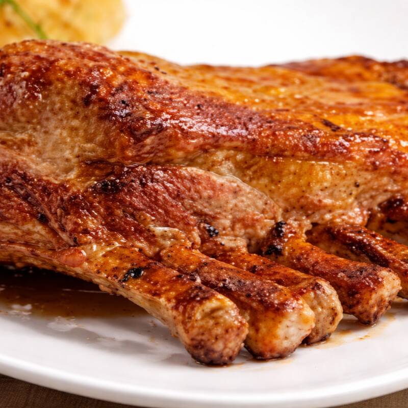 800g de costela macia e suculenta, acompanhada de 4 coxas de frango e 4 linguiças toscanas. Vem com arroz carreteiro, maionese cremosa, farofa e salada mista. Uma refeição completa para toda a família.