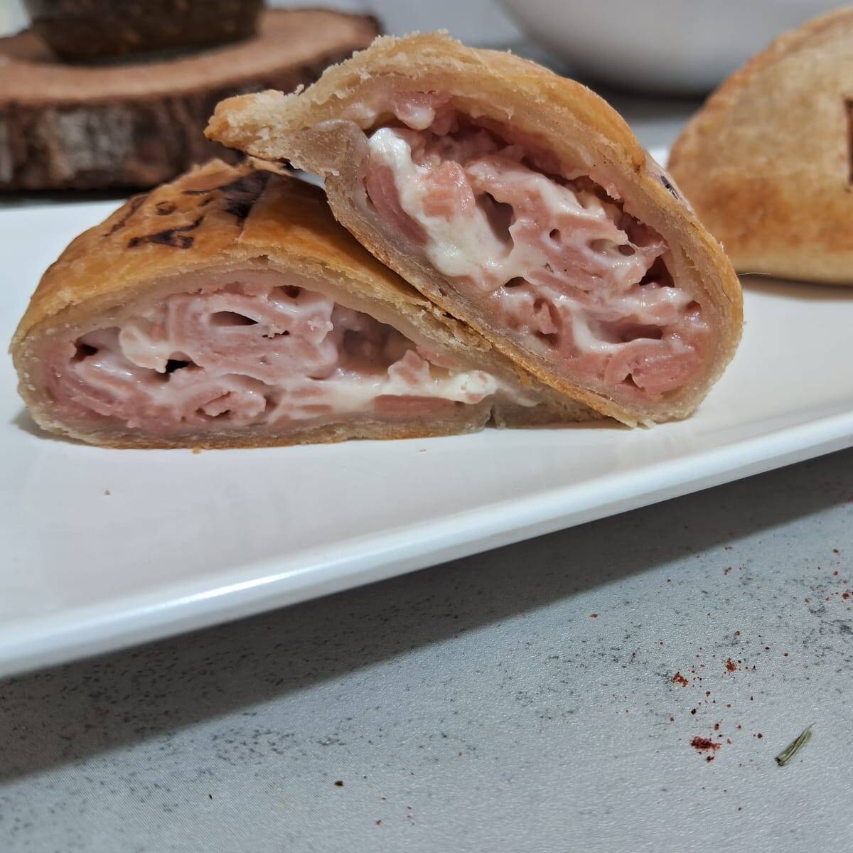 Empanada de Jamón y Queso