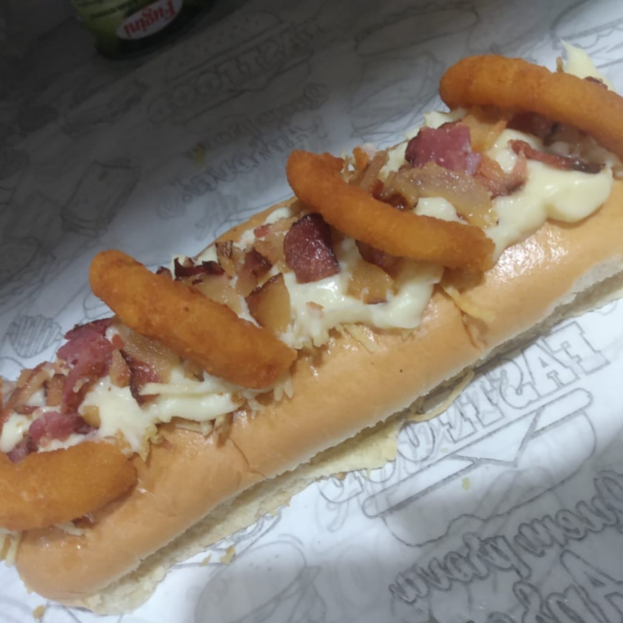 pão,1 linguiça,batata palha,catupiry,aneis de cebola,bacon,molhos verde e barbecue.