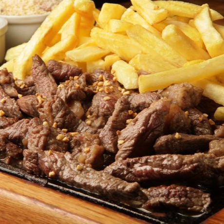 Porção de contra filé com batata frita.