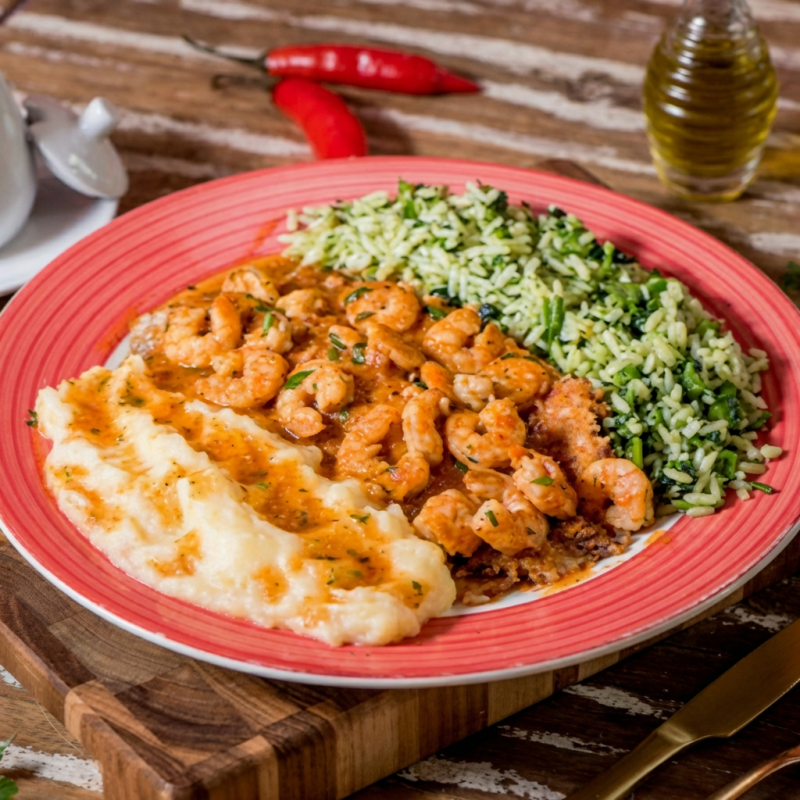 Filé de tilápia empanado, super crocante por fora e macio por dentro, coberto com um delicioso molho de camarões suculentos, que traz ainda mais sabor e sofisticação ao prato. Acompanha arroz de brócolis soltinho e um purê de batata cremoso e aveludado, formando uma combinação perfeita.