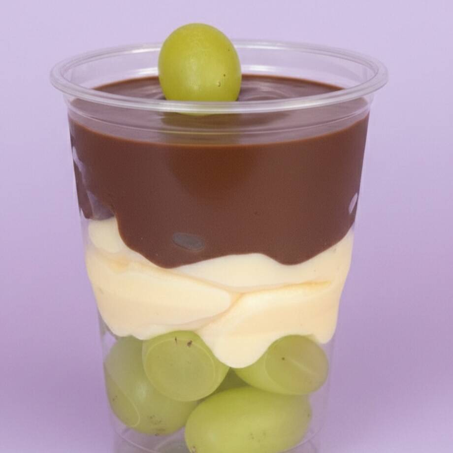 Uma explosão de frescor e cremosidade! Camadas generosas de um brigadeiro gourmet branco aveludado, uvas verdes selecionadas (sem semente) bem fresquinhas e uma cobertura irresistível de ganache de chocolate. Finalizado com raspas de chocolate. O equilíbrio perfeito entre o doce e o cítrico da fruta. Serve 1 pessoa (aprox. 300ml)