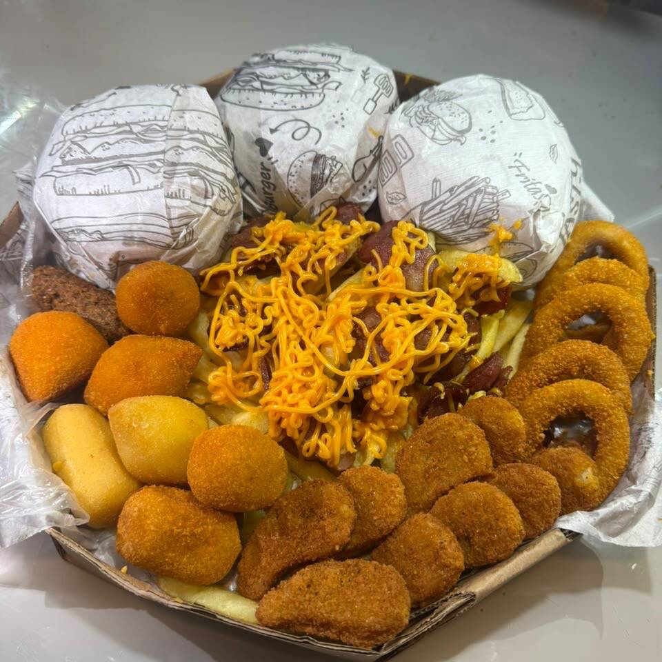 3 X-picanha, 8 salgados, 8 nuggets, 6 cebolas e batata.