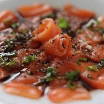 Finas lâminas de salmão fresco, servidas com nosso exclusivo molho ponzu artesanal — levemente cítrico e equilibrado, que realça o sabor do peixe. Um prato sofisticado, leve e refrescante, perfeito para os amantes da culinária japonesa.