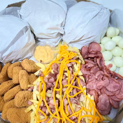 600 g de batata cheddar bacon três x-tudo uma porção de nugget uma porção de ovo codorna, 200g calabresa