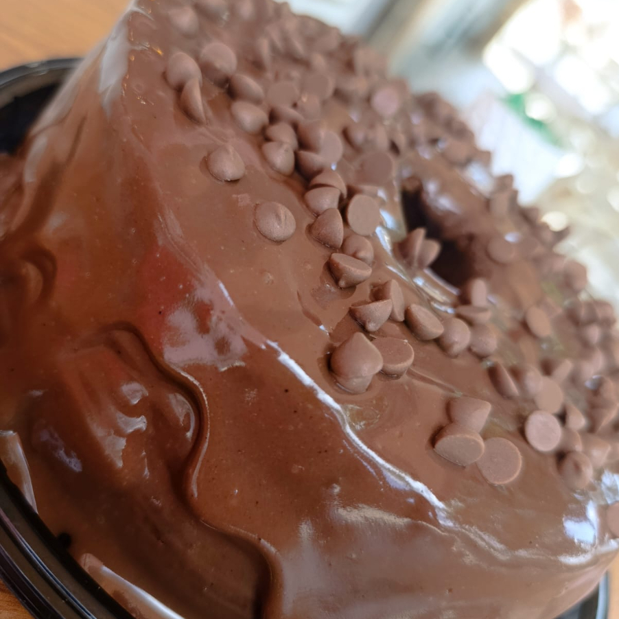 Bolo com calda de chocolate