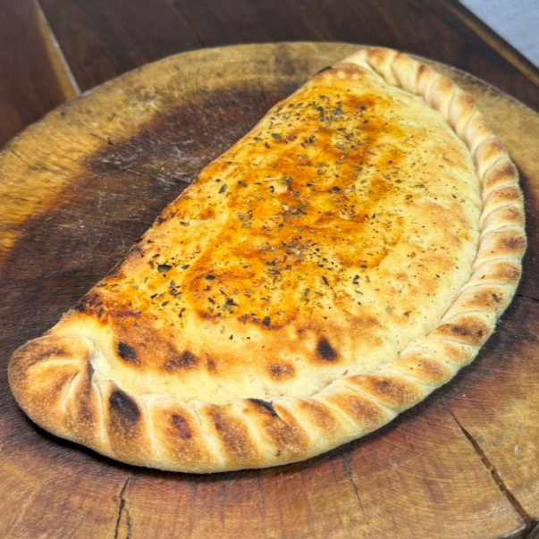 Massa tradicional de pizza, molho de tomate, queijo mussarela argentino ralado e orégano