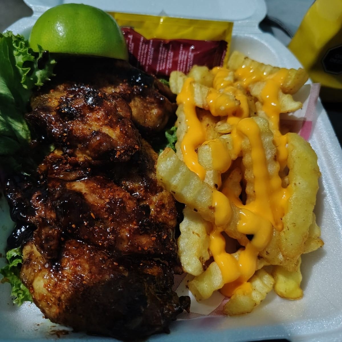 Alitas Mango Habanero con papas