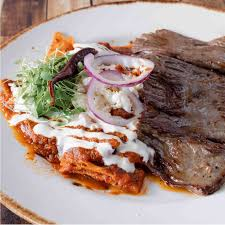Chilaquiles rojos con arrachera y huevos