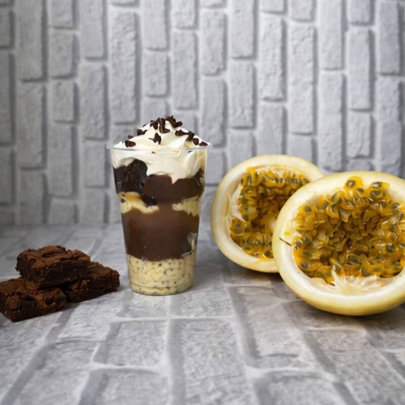 Azedinho, cremoso e cheio de atitude! O mousse de maracujá contrasta com o brigadeiro meio amargo, o brownie molhadinho e o chantininho leve. Finalizado com granulado de chocolate de verdade — porque aqui o sabor é levado a sério (mas com bom humor). Peso aprox: 200gr | Serve 1 pessoa