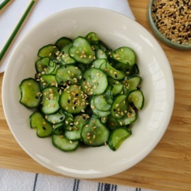 Deliciosa salada de pepino ao molho do chef