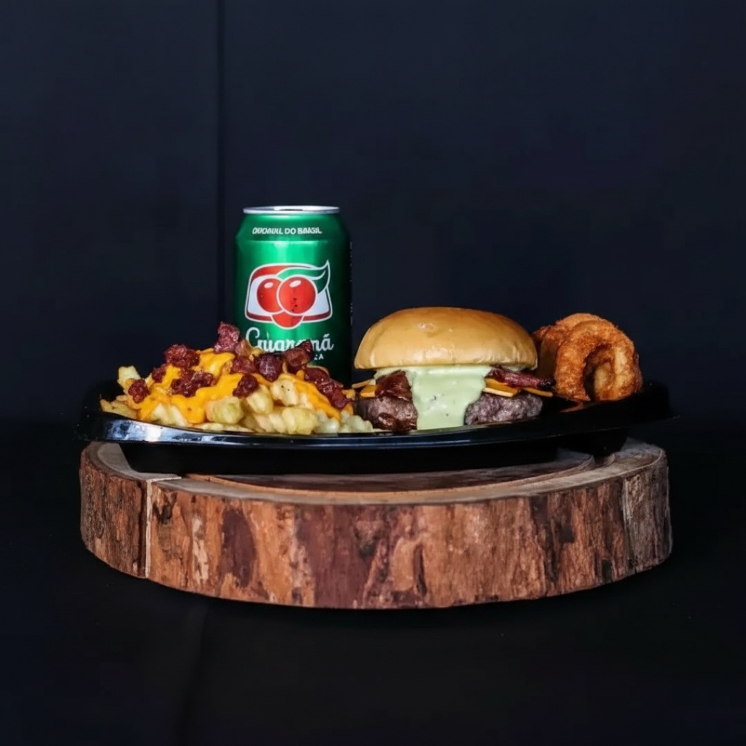 Acompanha Pão de brioche, 150 gramas de carne, queijo cheddar, maionese, cebola caramelizada. Mais batata turbinada e refri de 350ml.