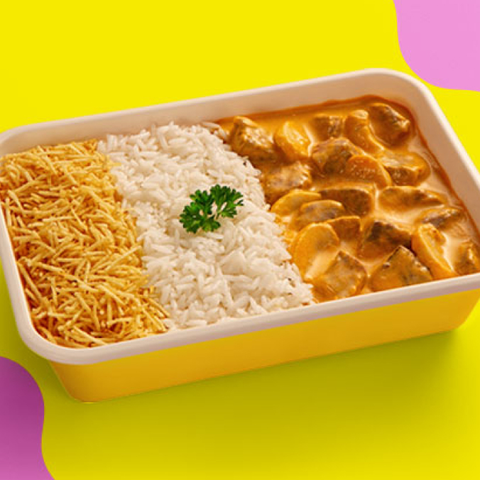 Vai ter russo com inveja, pode acreditar. O nosso estrogonofe de frango é cremoso, vem com um arroz delícia e aquele show de batata palha. Camarada, é de babar.