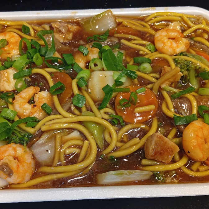 Delicioso Macarrão oriental, legumes, carne bovina, peito de frango, camarão e molho oriental especial. Porção total de 450gr