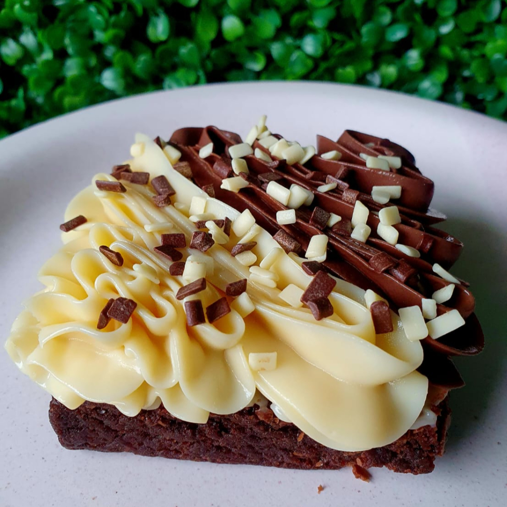 Brownie coberto com nosso cremoso brigadeiro tradicional e brigadeiro branco
