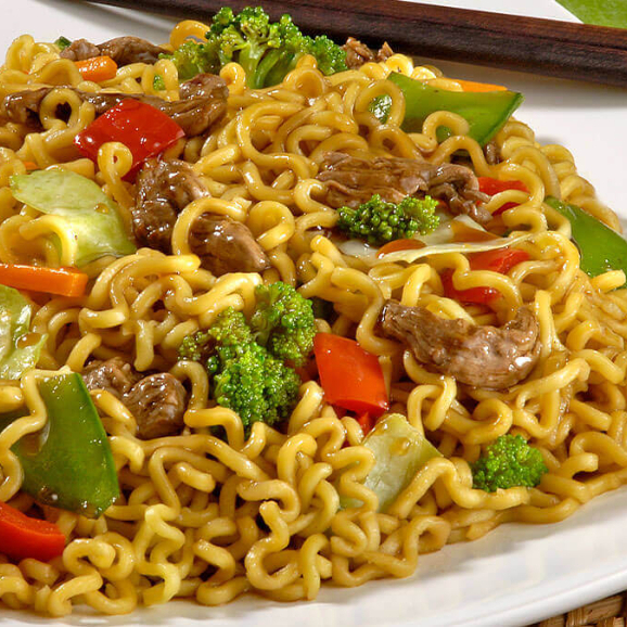 Porção Média, Serve 1 a 2  pessoas – pode dividir!  Sabor mista vem: Frango, Calabresa, Carnes bovina e suína, ou você escolhe como prefere!   Ingredientes frescos e sabor autêntico:  Massa oriental cozida no ponto certo  Repolho branco e roxo  Cenoura e cebola roxa  Brócolis verde  Molho shoyu especial  Toque de óleo de gergelim torrado  Tempero japonês tradicional   Porção generosa com + de 500g de Sabor, qualidade e variedade em uma só refeição!