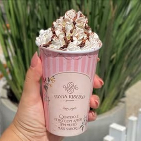 Café expresso com sorvete, calda de chocolate e chantilly.