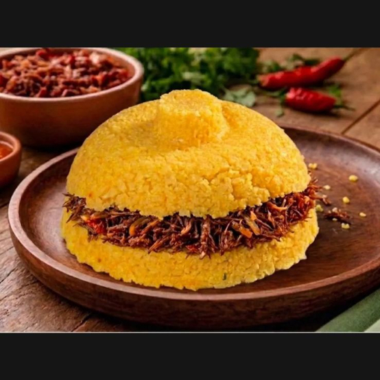 Massa de cuscuz molhadinha e fofinha recheada com carne seca desfiada e temperada com alho e cebola