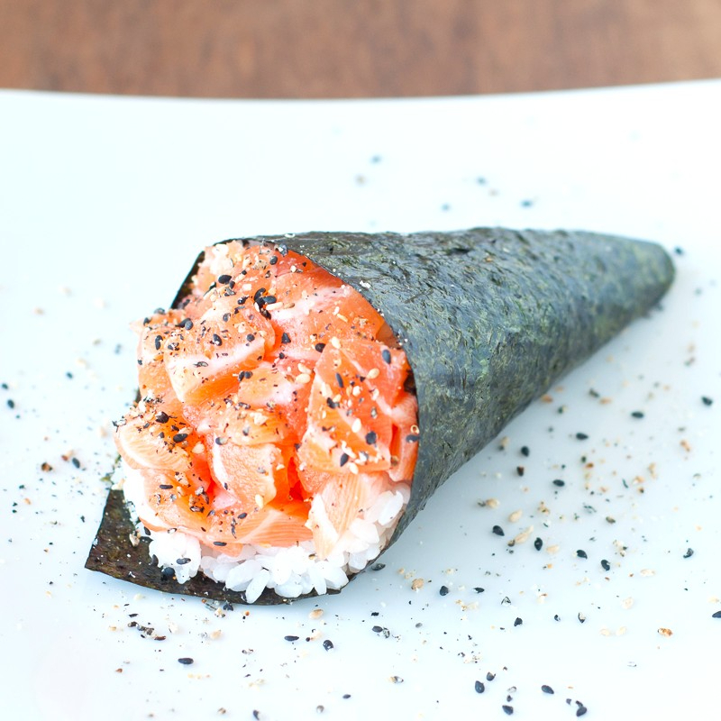 Temaki com recheio de Salmão em Cubos.