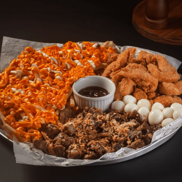 Batata frita com cheddar polenguinho ou cream cheese, churrasco misto, gurjão de frango e 10uni de ovo de codorna