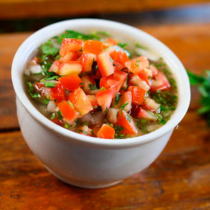 cebola roxa , pimentão tomate cebola branca cheiro verde , azeite e uma pitada de limão