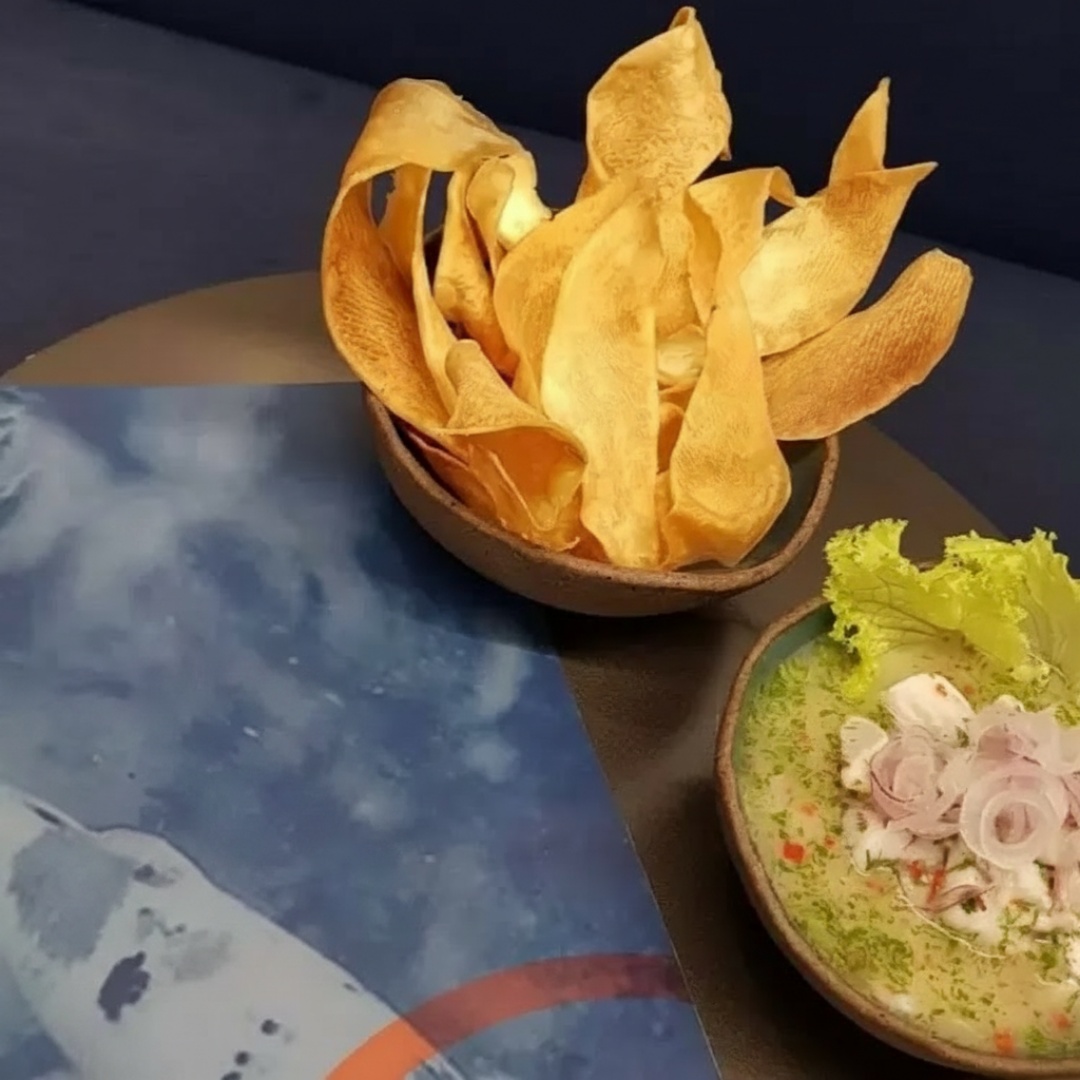 Se você deseja um prato saboroso e leve o ceviche é a pedida certa, pedaços de peixe branco marinados ao molho leite de tigre a base de frutas cítricas, mais uma porção de Batata Chips.