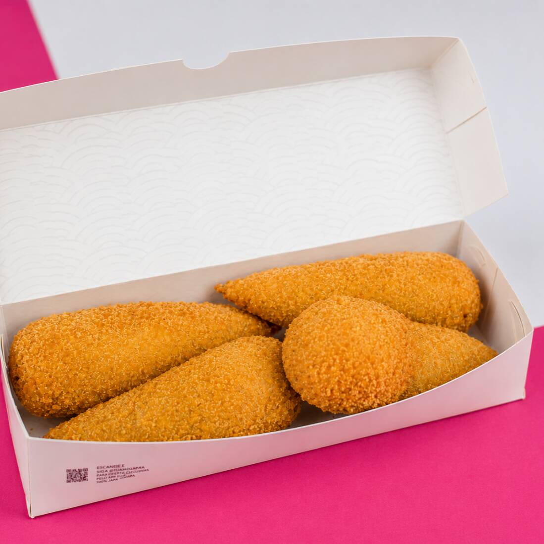 4 Deliciosos camarões empanados e fritos com muito requeijão cremoso.