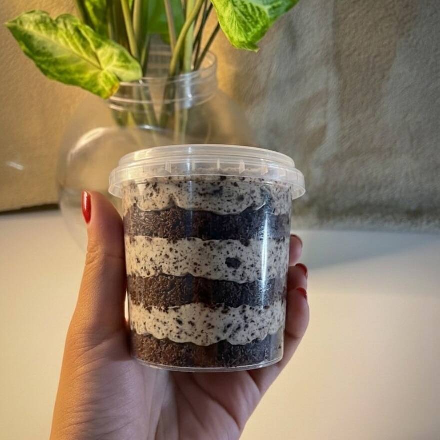 Deliciosa massa de balnilha, creme de Oreo, pedaços de bolacha oreo