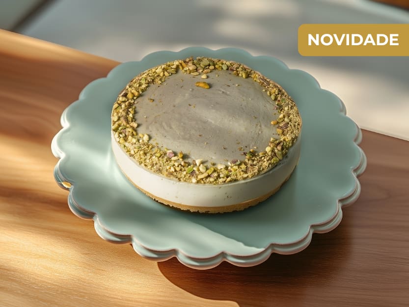 Rende de 08 a 10 fatias. Pesa aprox. 700g. Vendida congelada, descongelar por 3 horas em temperatura ambiente antes de consumir. Contém ou pode conter glúten, leite, ovos, amendoins, amendoas, castanhas e derivados. Conservar refrigerada, não recongelar. Consumir em até 3 dias.
Base de biscoito maisena, pedacinhos de pistache em um cremoso recheio e uma camada de finalização em leite condensado firme com pasta concentrada de pistache. Refrescante, doce na medida e incrivelmente cremosa. Uma so