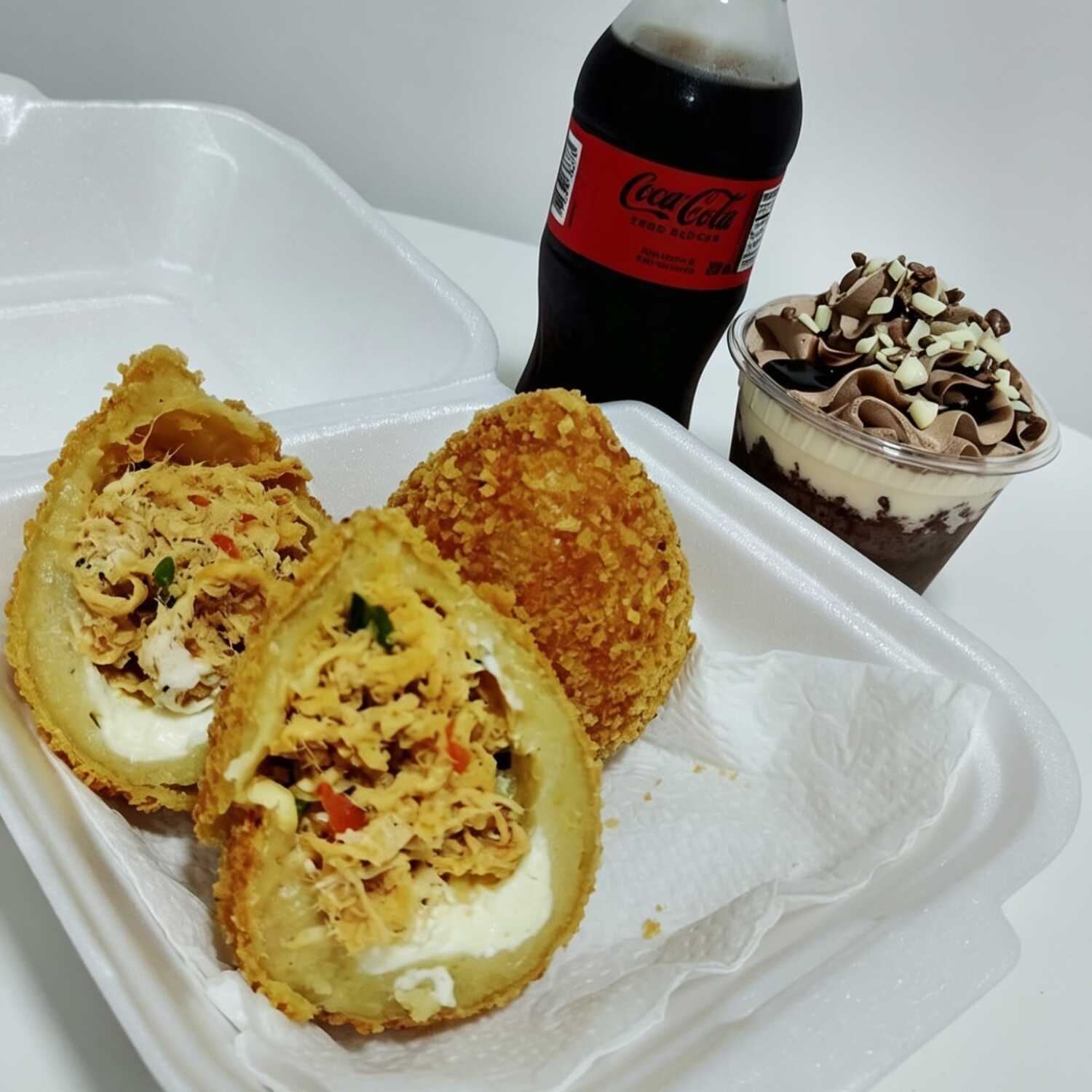 1 coxinha + 1 Coca-Cola 200ml + 1 Delícia no Pote.