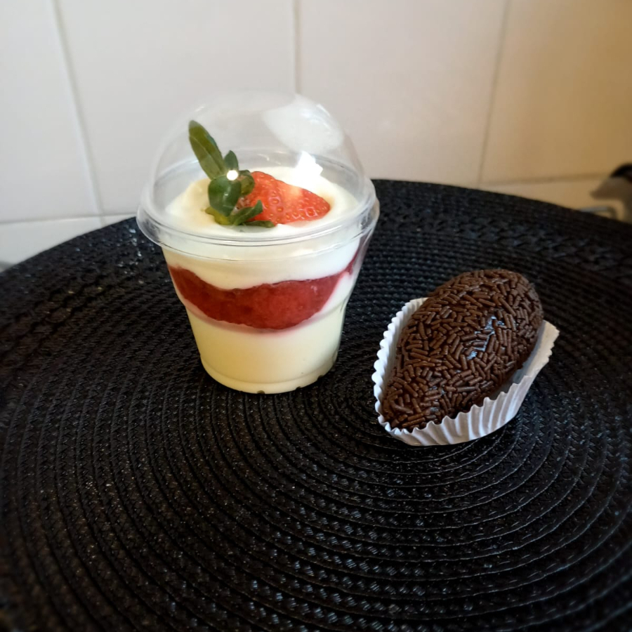 1 copo mousse de morango + 1 coxinha de morango