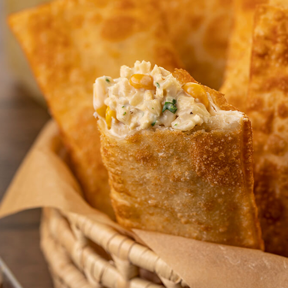 Delicioso pastel recheado de frango com catupiry