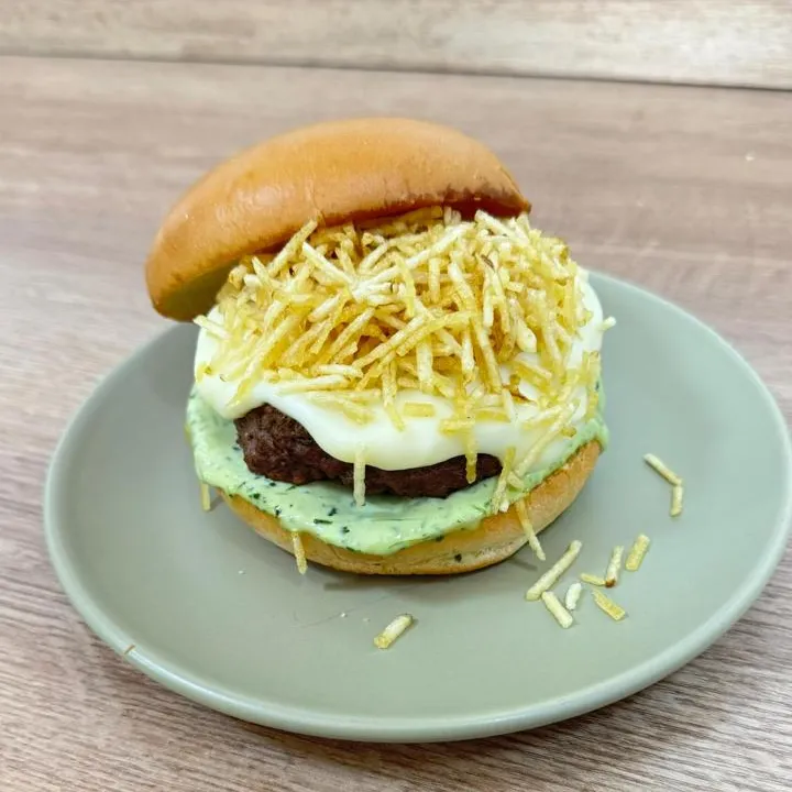 Hambúrguer de fraldinha, batata palha, Catupiry Original e molho da casa.