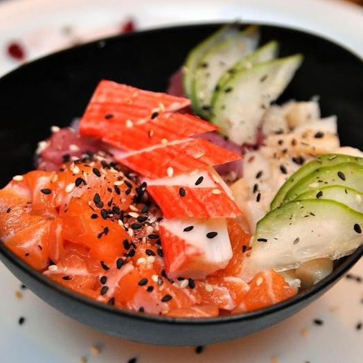 CUBOS DE SALMÃO , ATUM , CAMARÃO , PEIXE BRANCO , POLVO E SALADA DE PEPINO