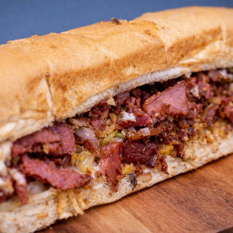 Acompanham pão, maionese, vina, tomate, milho, batata palha, cheddar ou catupiry.