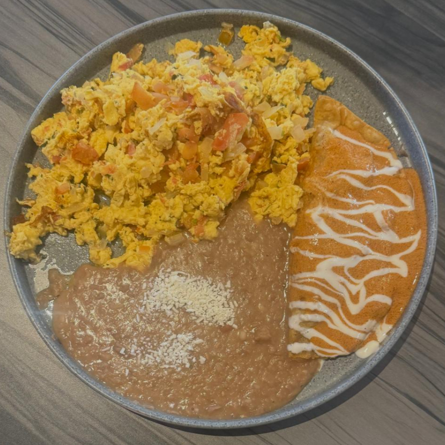 Huevos a la Mexicana y Quesadilla Frita