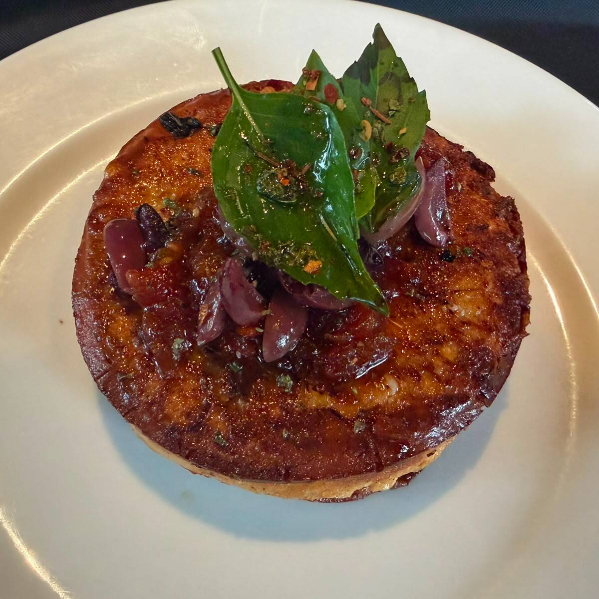 Queso Provoleta con Chutney de Jitomate