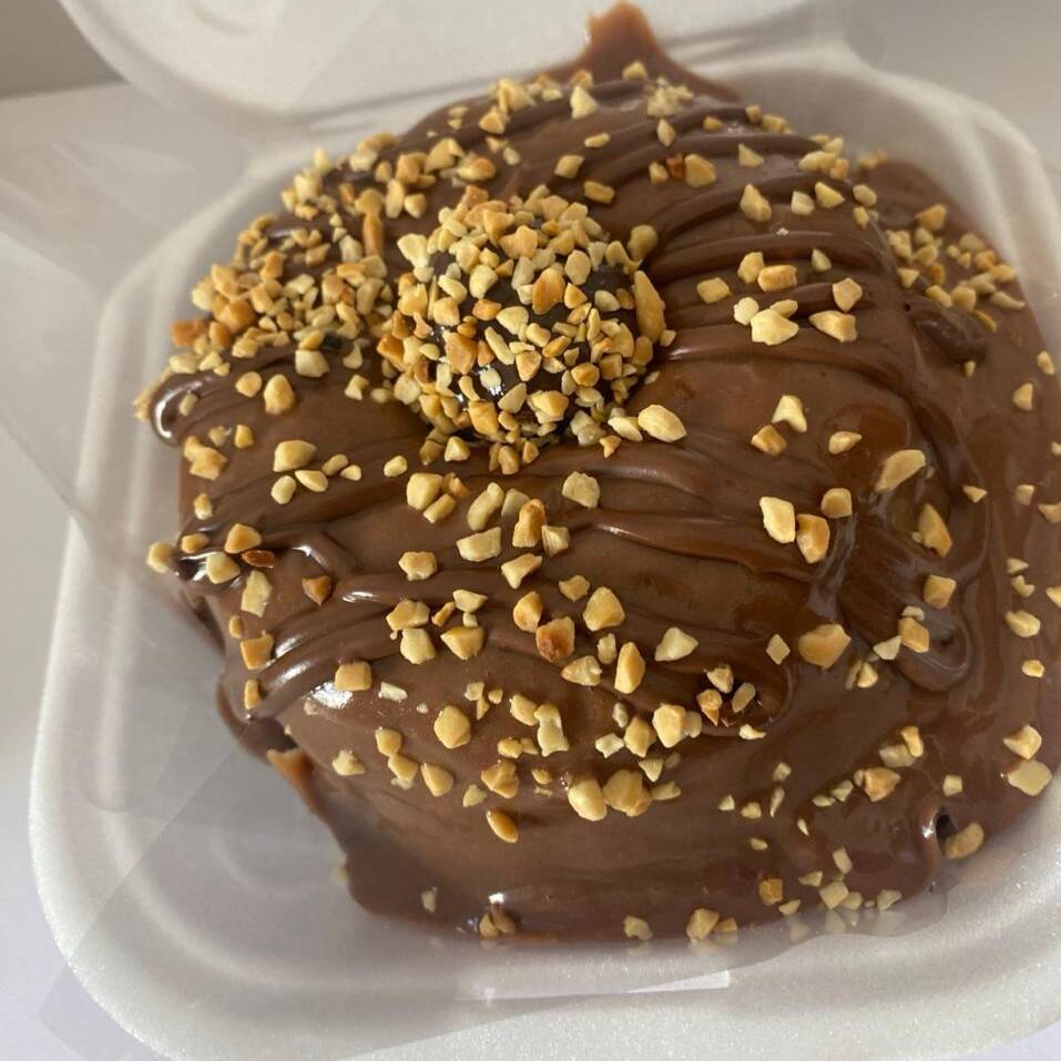 O mini bolo vulcão Ferrero Rocher é uma sobremesa individual e chocolatuda. Ele conta com uma massa de chocolate fofinha, uma cavidade central transbordando brigadeiro cremoso com Nutella, e é finalizado com amendoim triturado e um docinho de brigadeiro com amendoim 400g