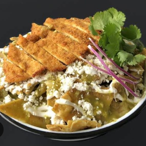 Chilaquiles con milanesa de pollo