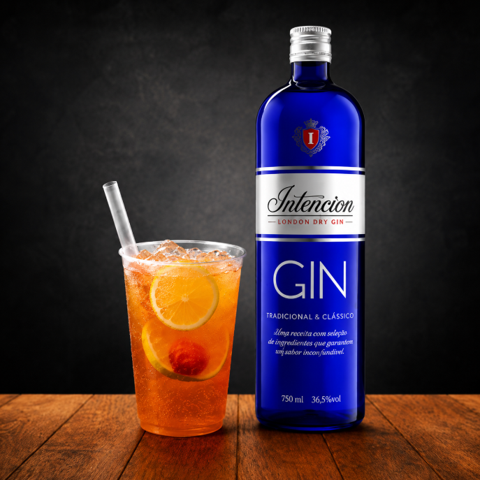 l Gin Intencion com gelo saborizado. Escolher: coco, maracujá, maçã verde, morango, melancia ou laranja.