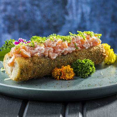 Carioca empanado com recheio de salmão natural, cream cheese, finalizado com cebolinho e gergelim (aprox. 350g).