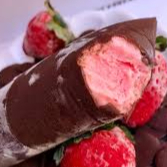 Geladinho Gourmet de Morango com Chocolate feito com o próprio morango para deixar aquele sabor gourmet, com uma deliciosa casquinha de chocolate nobre ao leite para deixar ainda mais crocante e saboroso. Cremoso, gostoso e viciante pra você se refrescar! Obs. Aproximadamente 150ml.