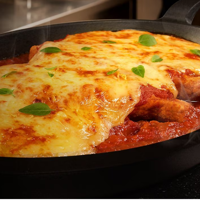Parmegiana de filé de sobrecoxa dessosada com cobertura de mussarela derretida pelo molho de tomate fresco. Prato composto por arroz branco, feijão preto, farofa da casa e mais uma guarnição a escolher da sua preferência.   Nossa marmita é prepara em embalagens térmicas de isopor com aproximadamente 700gr Super bem embalada para manter a qualidade e temperatura até chegar na sua residência.  . . . . . . . . . . . . . . . . . . . . . .  Marmita; Almoço; Entrega rápida; Quentinha ; Taxa grátis ( não faz parte da descrição do prato)