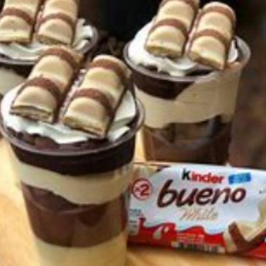 brigadeiro de chocolate, brigadeiro de ninho, brownie, kinder bueno. -frutas morango e uva opcional. ganache e nutella opcional