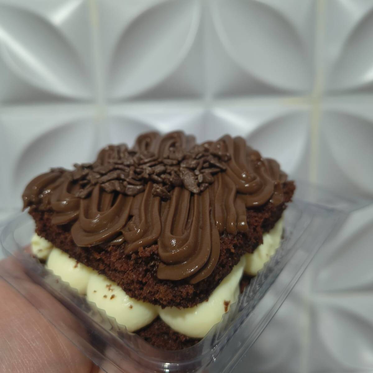 Massa de chocolate, fofinha e úmida , recheio de creme de ninho, e cobertura de creme de chocolate