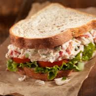 Delicie-se com nosso lanche de frango, acompanhado de uma refrescante Coca-Cola Zero de 350ml. O lanche é preparado com pão de forma integral, finamente tostado, recheado com suculentos pedaços de frango, frescas folhas de alface, fatias de tomate cheias de sabor, ralos de cenoura crocantes e uma generosa camada de maionese light. Uma opção perfeita para quem busca um lanche saboroso, mas não abre mão de manter a alimentação equilibrada. Ideal para qualquer hora do Dia, é a combinação perfeita de sabor e saúde. Experimente!