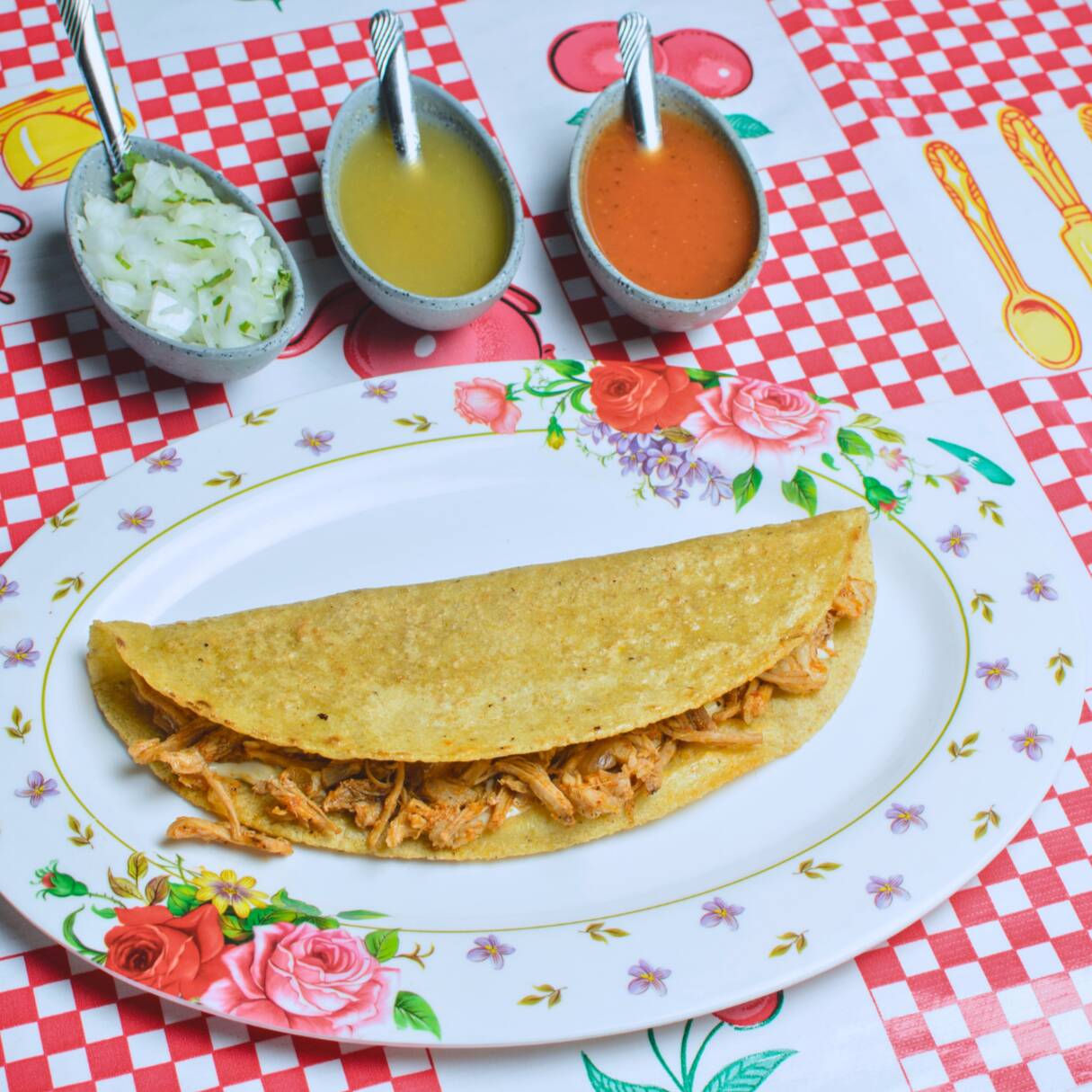 Quesadilla de Carne Deshebrada al Comal