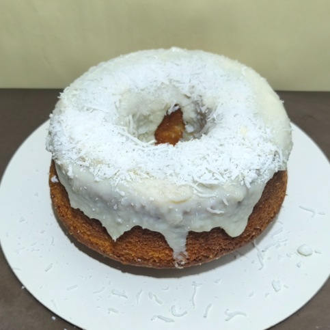 Bolo sabor coco, com cobertura de brigadeiro de coco, e pedaços de coco ralado, essencial para os amantes de coco.