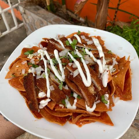 Combo de Chilaquiles Rojos Con Milanesa