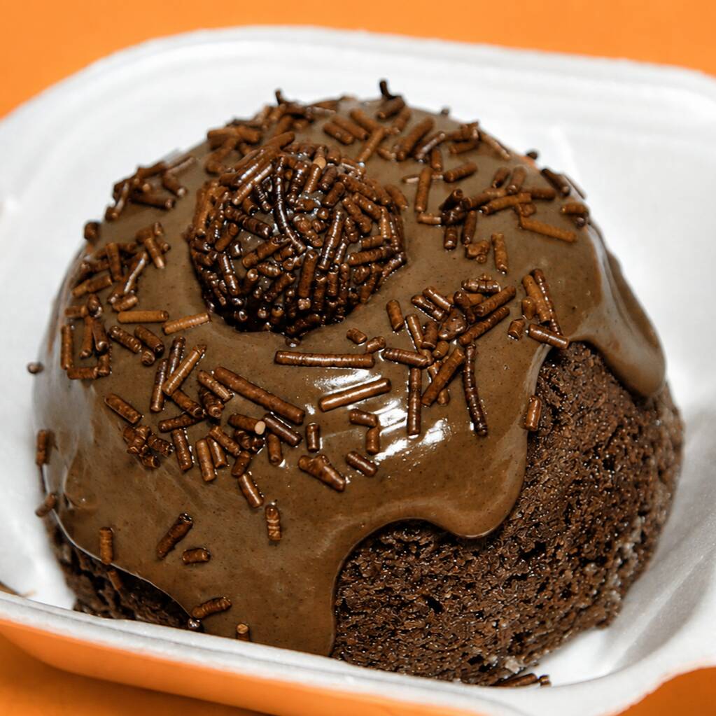 Massa de chocolate macia e fofinha, coberta com nosso brigadeiro cremoso preparado artesanalmente e finalizada com granulado crocante. Receba seu bolo quentinho e aproveite cada pedaço!